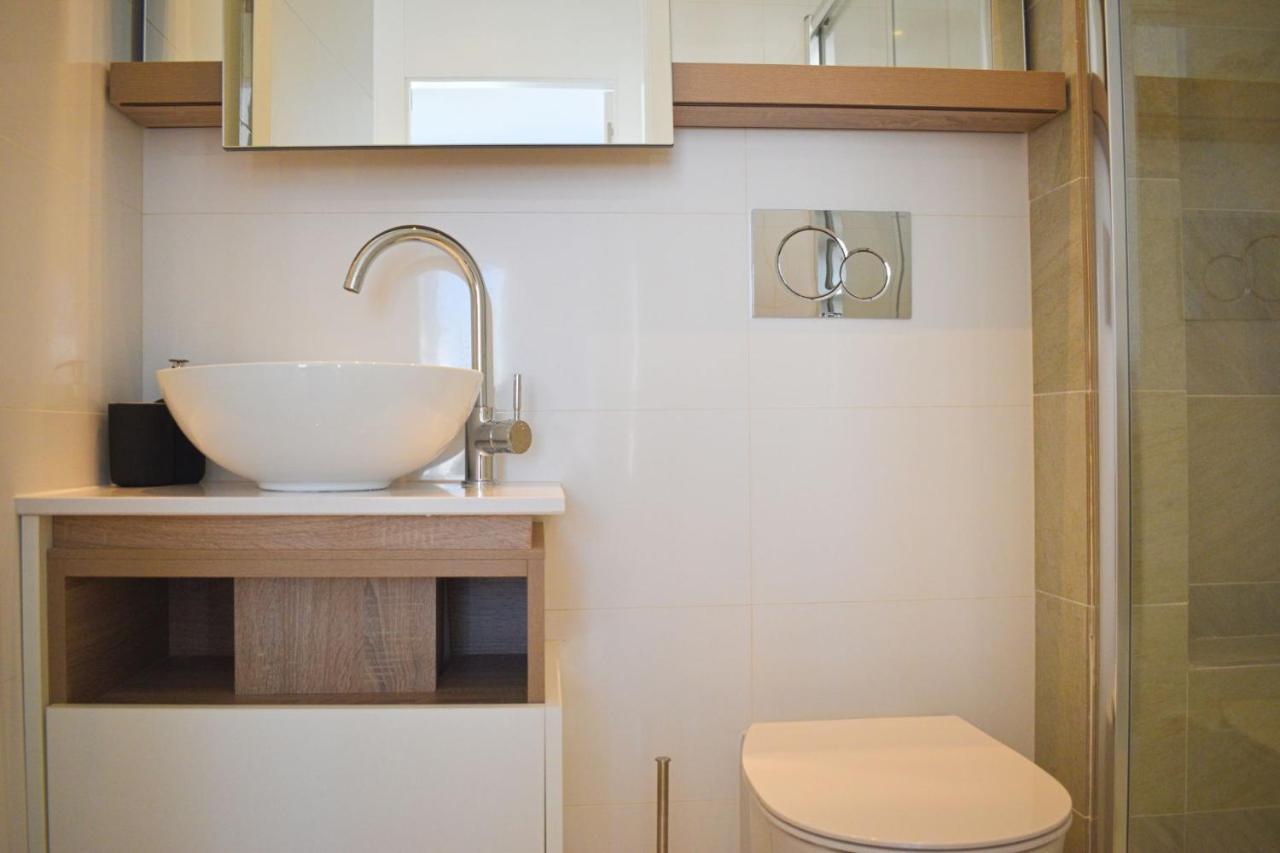 רוחאלס New Build Apartment On Beautiful Modern Complex מראה חיצוני תמונה